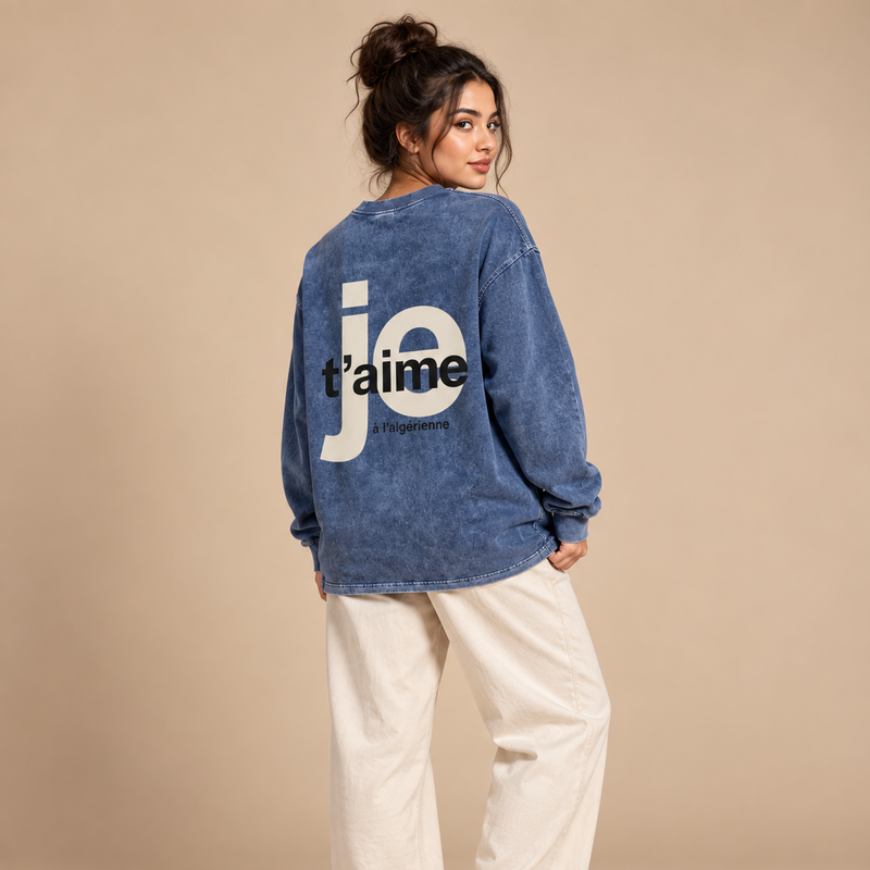 Femme maghrébine de dos portant le sweat délavé Je t’aime à l’algérienne bleu