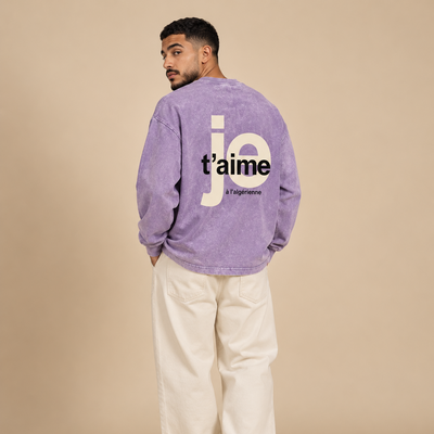 Homme maghrébin de dos portant le sweat délavé Je t’aime à l’algérienne violet