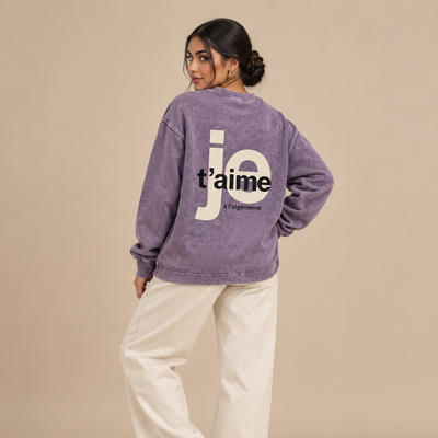 Femme maghrébine de dos portant le sweat délavé Je t’aime à l’algérienne violet