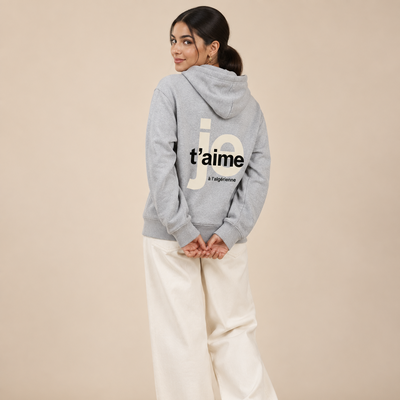 Femme maghrébine de dos portant le sweat oversize Je t’aime à l’algérienne gris