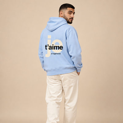 Homme maghrébin de dos portant le sweat oversize Je t’aime à l’algérienne bleu
