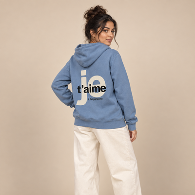 Femme maghrébine de dos portant le sweat oversize Je t’aime à l’algérienne bleu