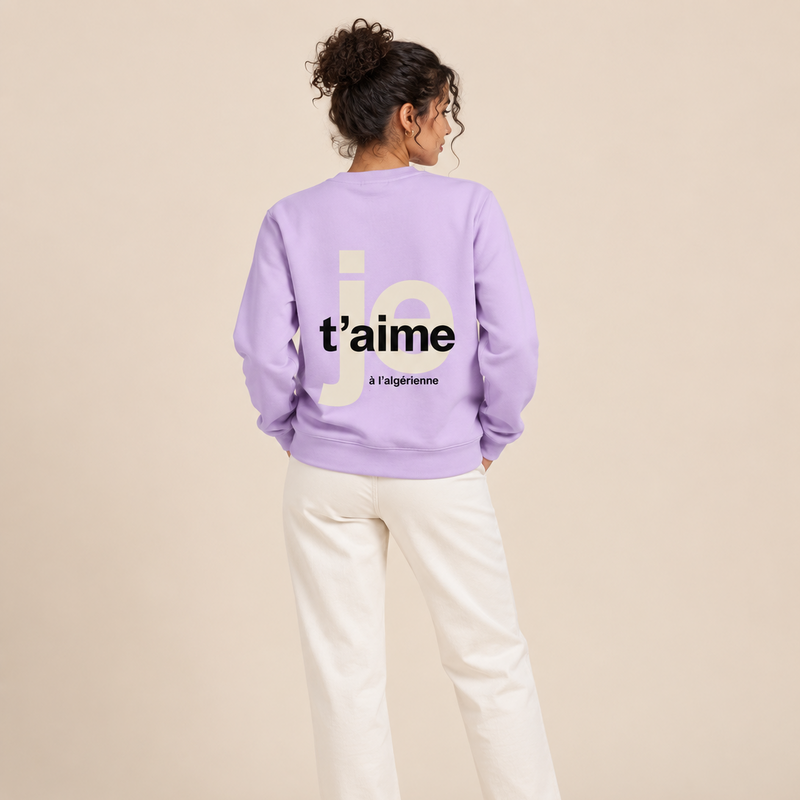 Femme maghrébine de dos portant le sweat épais Je t’aime à l’algérienne lavande
