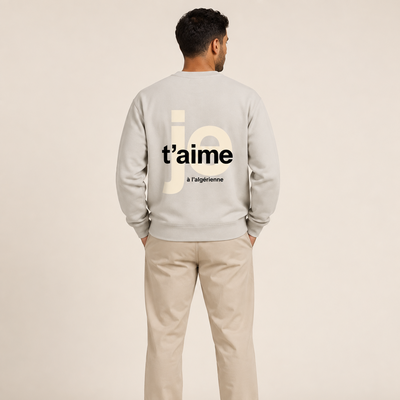 Homme maghrébin de dos portant le sweat épais Je t’aime à l’algérienne gris