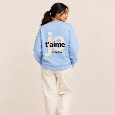 Femme maghrébine de dos portant le sweat épais Je t’aime à l’algérienne bleu clair
