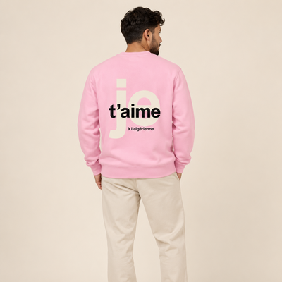 Homme maghrébin de dos portant le sweat épais Je t’aime à l’algérienne rose