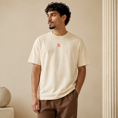 T-shirt Yaz écru avec symbole amazigh rouge porté de face