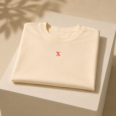 T-shirt Yaz écru plié avec symbole amazigh rouge