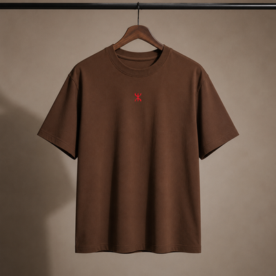 T-shirt Yaz brun présenté sur cintre