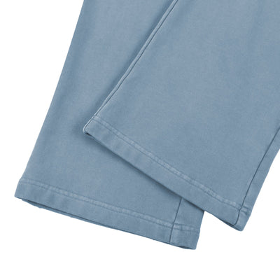 Bas de jambe du pantalon Sirocco porté avec des baskets blanches
