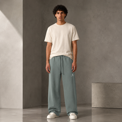 Pantalon Essentiel vert gris à coupe large porté avec t-shirt blanc