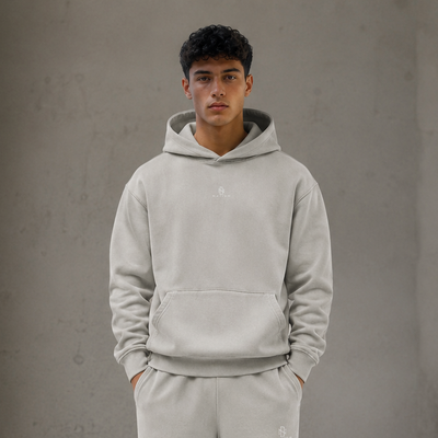 Sweat à capuche Sirocco écru porté avec pantalon assorti