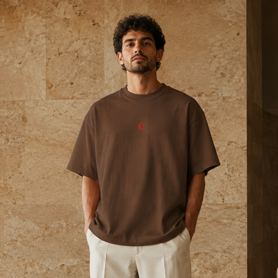 T-shirt Hilal brun avec symbole rouge porté de face