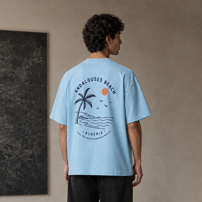 T-shirt Les Andalouses bleu ciel avec illustration de plage imprimée au dos