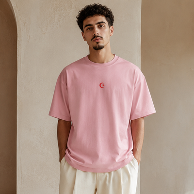 T-shirt Hilal rose avec croissant et étoile rouges porté de face