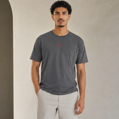 T-shirt Hilal gris anthracite avec symbole rouge porté de face