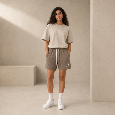 Short Essentiel taupe porté par une femme