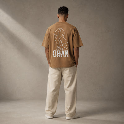 T-shirt Oran brun avec illustration du lion portée de dos