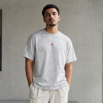 T-shirt Hilal gris clair avec symbole rouge porté de face