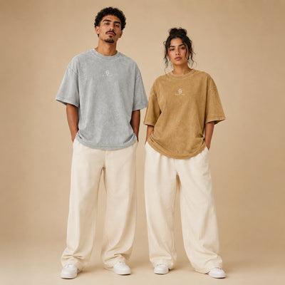 T-shirts Tamazight gris et beige portés de face