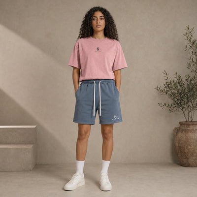 Short Délavé bleu gris porté avec t-shirt rose