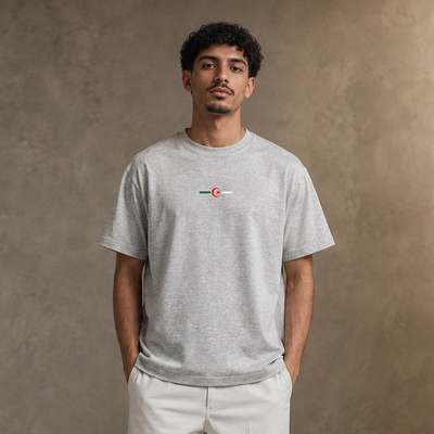 T-shirt Hilal Line gris clair avec motif algérien porté de face