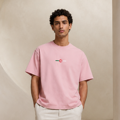 T-shirt Hilal Line rose avec motif algérien minimaliste porté de face