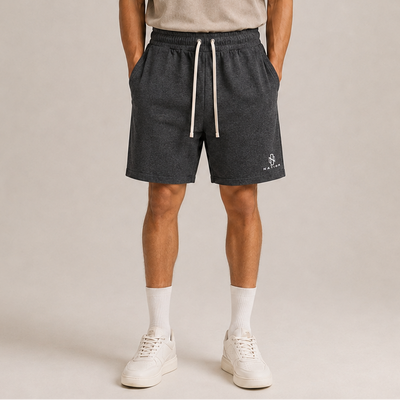 Short Essentiel noir porté de face avec sneakers