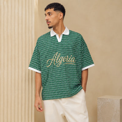 Polo Zellige vert porté de face, broderie Algeria dorée sur la poitrine