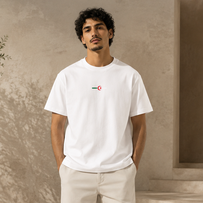 T-shirt Hilal Line blanc avec motif vert blanc rouge porté de face