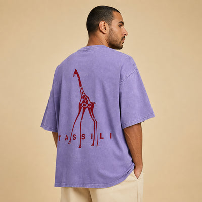 T-shirt Tassili violet délavé avec girafe rouge imprimée au dos