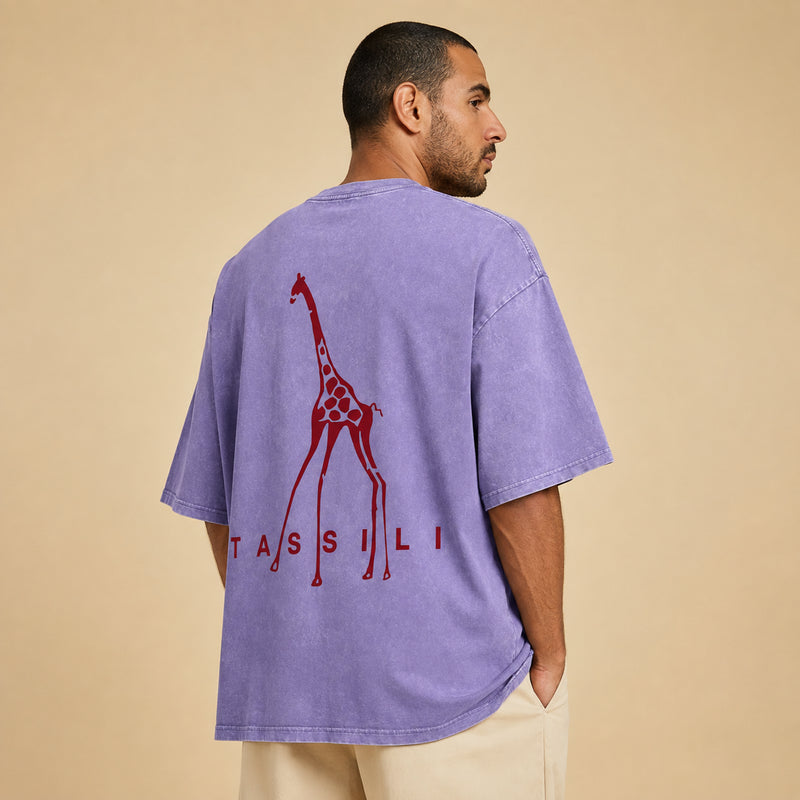 T-shirt Tassili violet délavé avec girafe rouge imprimée au dos
