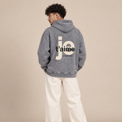 Homme maghrébin de dos portant le sweat à capuche Je t’aime à l’algérienne gris