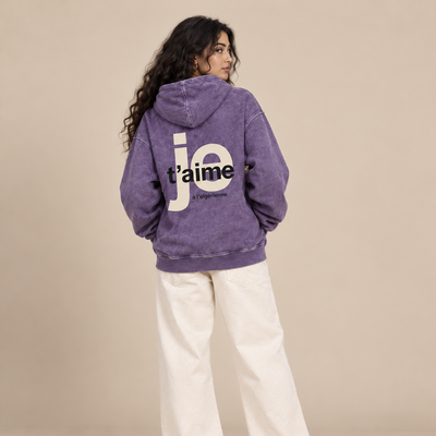 Femme maghrébine de dos portant le sweat à capuche Je t’aime à l’algérienne violet