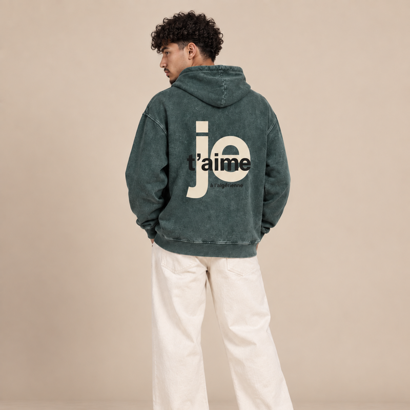 Homme maghrébin de dos portant le sweat à capuche Je t’aime à l’algérienne vert