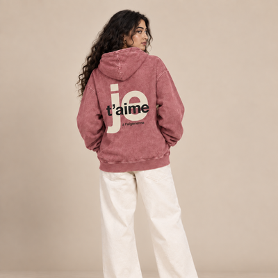 Femme maghrébine de dos portant le sweat à capuche Je t’aime à l’algérienne rouge
