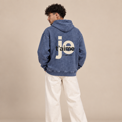 Homme maghrébin de dos portant le sweat à capuche Je t’aime à l’algérienne bleu