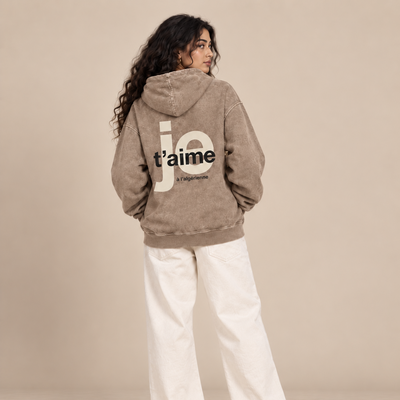 Femme maghrébine de dos portant le sweat à capuche Je t’aime à l’algérienne beige